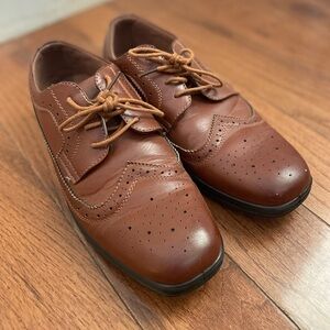Brown Deer Stags boys size 6.5 dress shoe. Wing tip oxford.